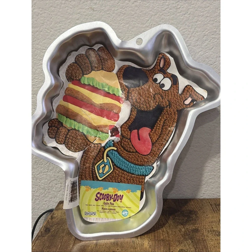 WILTON SCOOBY DOO CAKE PAN 2105-3227 Baking Mold Eating Sandwich Dog Scooby